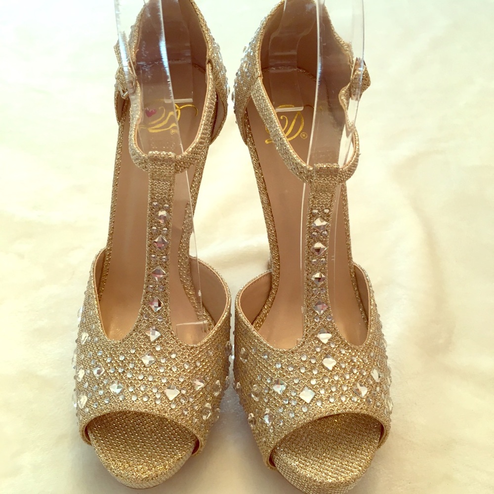 “D” Gold platform high heels - Picture 4 of 6